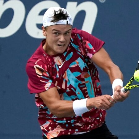 Quatrième tête de série, Holger Rune est éliminé de l’US Open après sa défaite contre Roberto Carballes Baena.