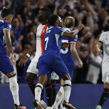 Sterling sauve Chelsea d’une crise précoce