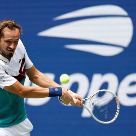 US Open : Daniil Medvedev se qualifie facilement pour le deuxième tour, Ons Jabeur progresse malgré ses blessures.