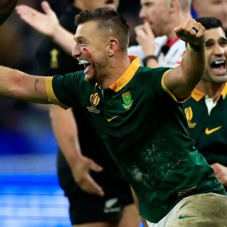 Les Springboks impressionnants remportent leur quatrième succès à la Coupe du Monde de Rugby tandis que les All Blacks à 14 hommes échouent de justesse.
