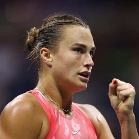 Aryna Sabalenka bat Elena Rybakina pour atteindre les demi-finales des Finales du WTA.