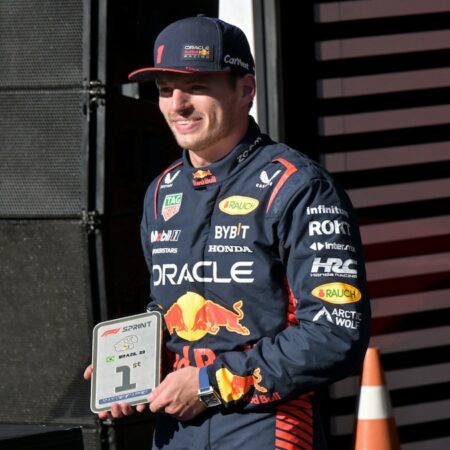 Max Verstappen domine la course sprint et s’impose devant Norris au Brésil.