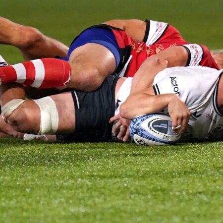 Les Saracens se lancent en Premiership avec un doublé de Tom Willis qui renverse Gloucester.